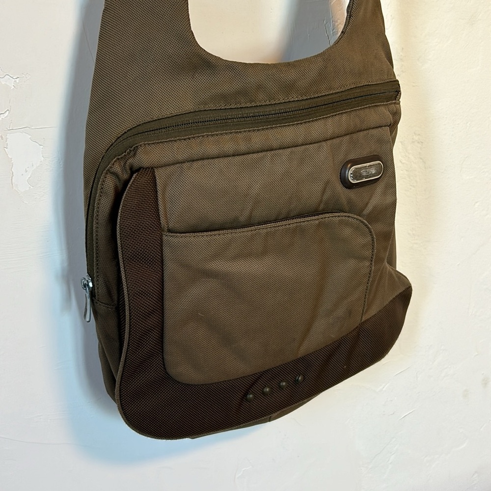 Tumi Shoulder bag, in good condition, Olive color